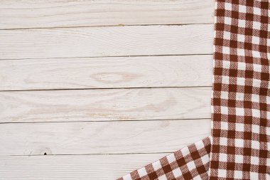 ekose masa örtüsü ahşap doku mutfak dekorasyonu tasarımı