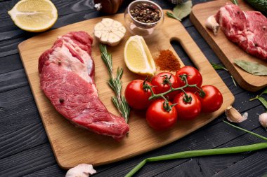 Tahta bir bifteğin üzerindeki et sebzeleri.