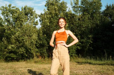 Dışarıda büyük siyah bir köpekle oynayan bir kadın. Eğlenceli bir arkadaşlık.