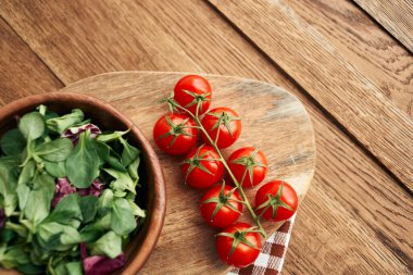 Salata tabağı sebzeler taze malzemeler ahşap masa mutfağı