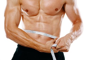 Kaslı vücut ölçülerine bant takmış atletik bir adam.