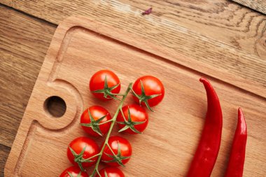 Kiraz domatesleri sıcak biber salata malzemeleri taze yemek.