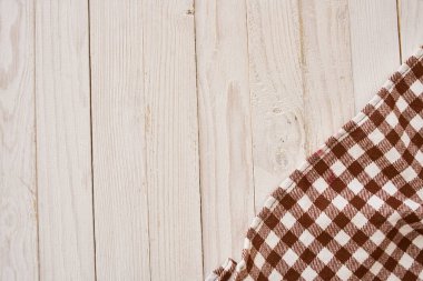 Masa örtüsü ahşap masa desenli mutfak manzaralı.