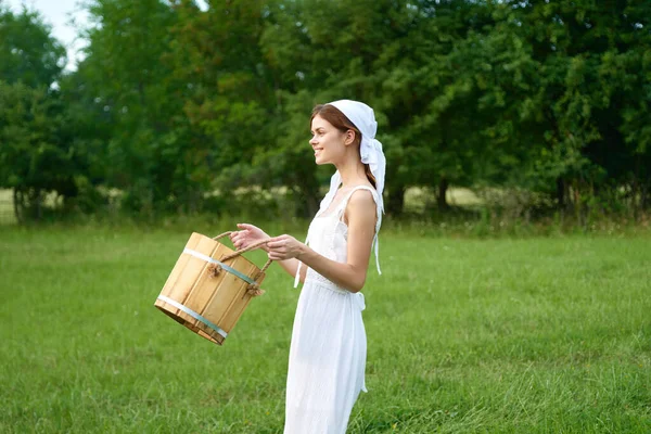 Femme en robe blanche dans le village à l'extérieur Herbe verte Agriculteur — Photo