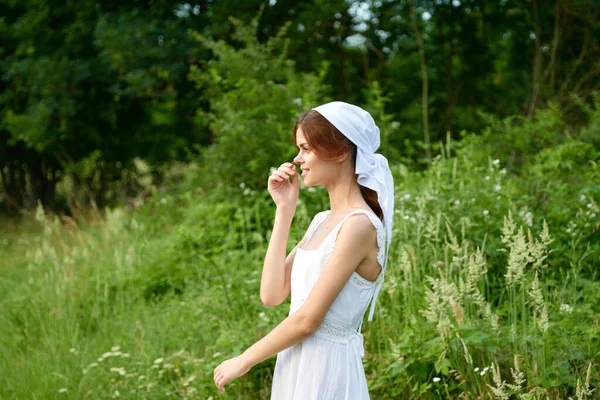 Femme en robe blanche campagne village nature écologie — Photo