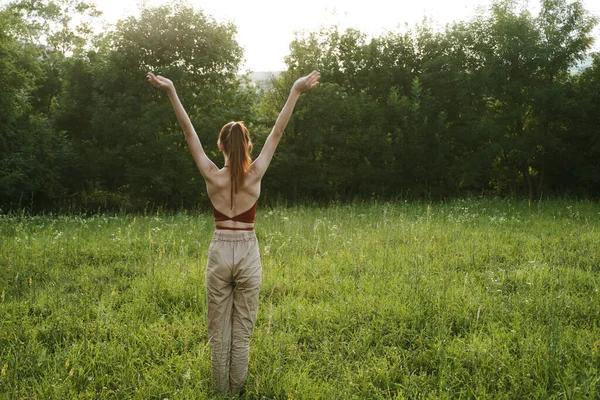 屋外の自由夏の自然レクリエーションを行使する女性 — ストック写真