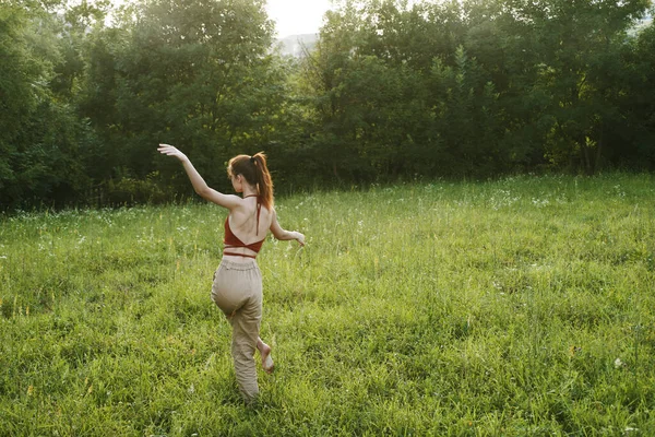 Kvinna utövar utomhus frihet sommar natur rekreation — Stockfoto
