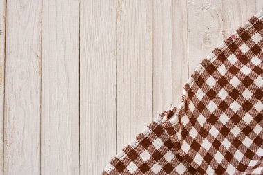 Masa örtüsü ahşap masa desenli mutfak manzaralı.