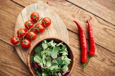 Bir tabak marul, vişneli domates organik sağlıklı yiyecekler pişiriyor.