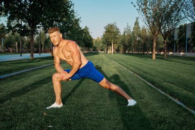 Parkın spor salonunda sporcu antrenmanı.