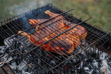 Kömür pişirme ızgara tavuk Brezilya usulü taze hava.