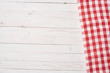 Kırmızı kareli masa örtüsü ahşap arkaplan desenli mutfak dekorasyonu