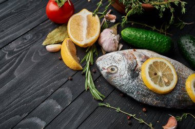 Tahta üzerinde balık. Malzemeler limon taze deniz ürünleri.