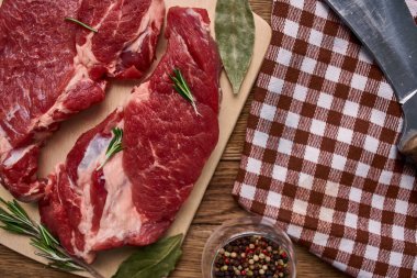 Tahta masa biberinin üzerindeki et proteini pişiriyor.