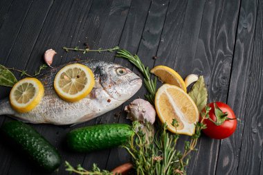 Tahta üzerinde balık. Malzemeler limon taze deniz ürünleri.