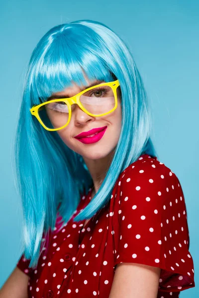 Mujer glamorosa en azul peluca gafas amarillas posando modelo — Foto de Stock