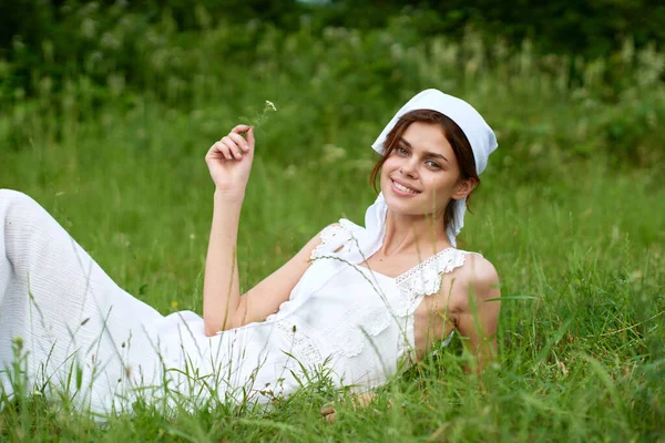 Glad kvinna utomhus i trädgården landsbygd ekologi natur — Stockfoto