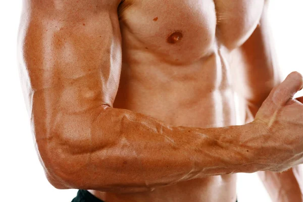 Homem com um corpo bombeado músculo closeup fisiculturistas treino — Fotografia de Stock