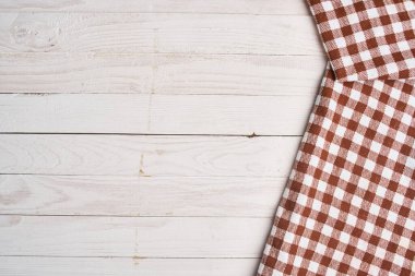 ekose masa örtüsü ahşap doku mutfak dekorasyonu tasarımı