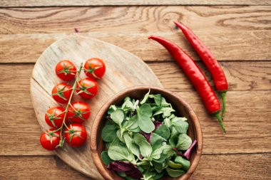 Bir tabak marul, vişneli domates organik sağlıklı yiyecekler pişiriyor.