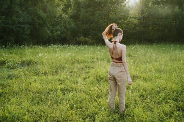 Kadınlar açık havada eğlence yazları temiz hava