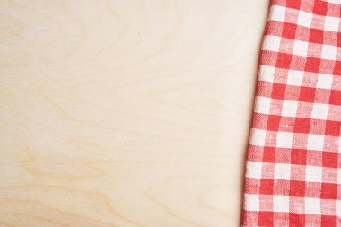 Kareli masa örtüsü. Hafif, ahşap masa. Mutfak iç mimarisi.