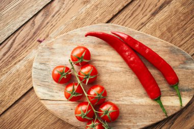 Kiraz domatesleri sıcak biber salata malzemeleri taze yemek.