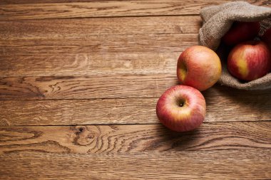 Tahta masadaki elmalar vitaminler taze meyveler organik