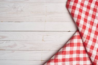 Kırmızı kareli masa örtüsü ahşap arkaplan desenli mutfak dekorasyonu