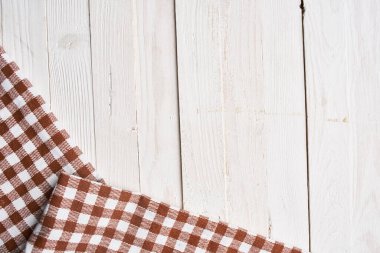 ekose masa örtüsü ahşap doku mutfak dekorasyonu tasarımı