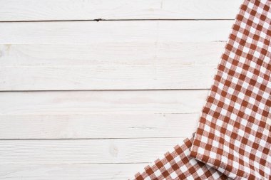 ekose masa örtüsü ahşap doku mutfak dekorasyonu tasarımı