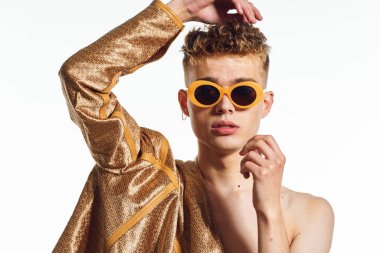 Kadın makyaj transseksüeli olan bir adam moda dünyasına poz veriyor.