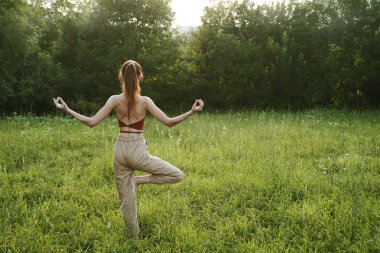 Açık havada bir kadın yaz meditasyonu temiz hava