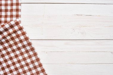 ekose masa örtüsü ahşap doku mutfak dekorasyonu tasarımı