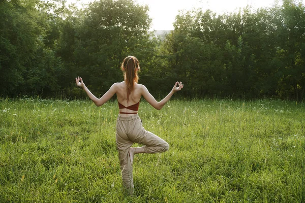 Kvinna i ett fält utomhus sommar meditation frisk luft — Stockfoto