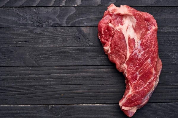 Carne carne carne romero filete ingredientes mesa de madera —  Fotos de Stock