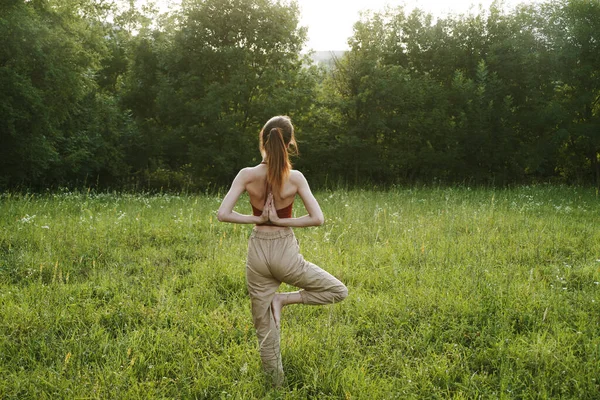 野外の夏の瞑想の中の女性｜新鮮な空気 — ストック写真
