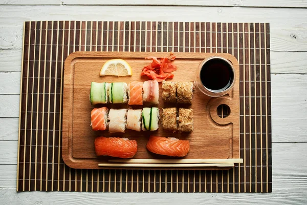 Sushi set sójová omáčka hůlky japonská kuchyně tradiční jídlo — Stock fotografie