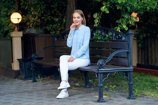 Obchodní žena v kavárně v létě venku na dovolené — Stock fotografie