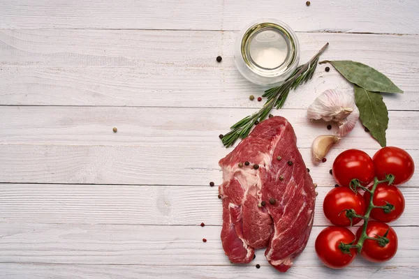 Biftek, kiraz, domates, biberiye, mutfak malzemeleri.