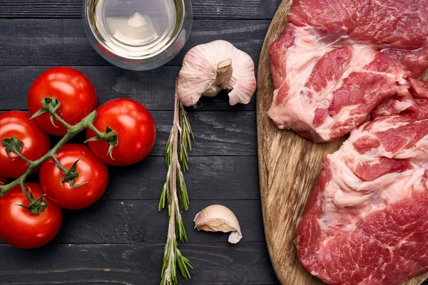 Filete de carne en los ingredientes de madera vista superior alimentos — Foto de Stock