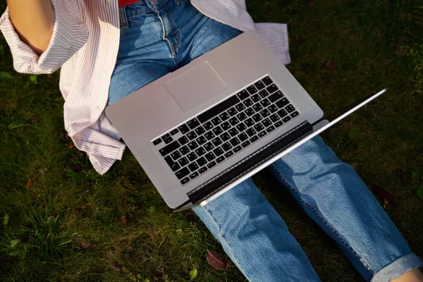 Vrouw in het park werk internet online Lifestyle Frisse lucht — Stockfoto