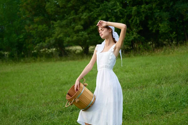 Mulher de vestido branco na aldeia ao ar livre Grama verde Agricultor — Fotografia de Stock