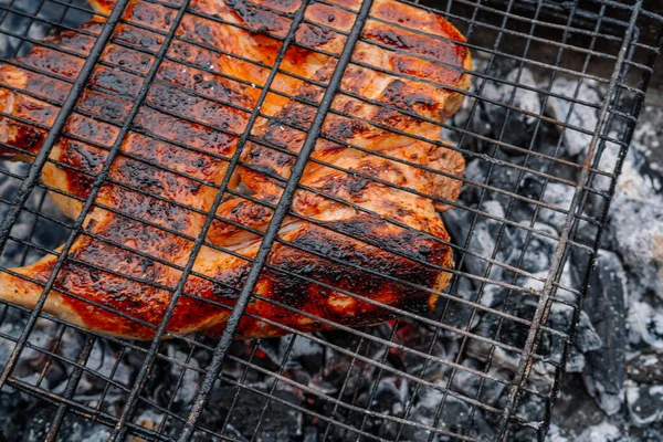 炭火焼き鶏火鉢自然新鮮な空気 — ストック写真