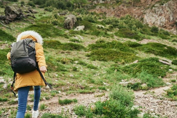 Mulher caminhante com mochila montanhas viajar aventura liberdade — Fotografia de Stock