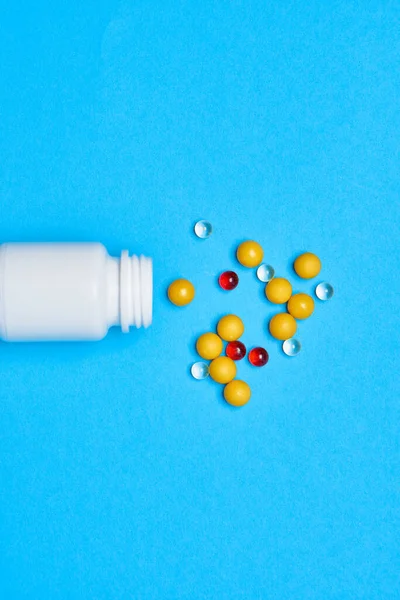 Analgésico vitaminas cápsulas medicina fondo azul — Foto de Stock