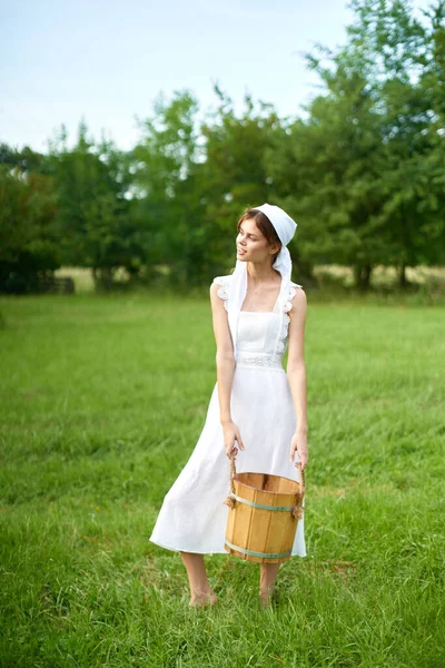 白いドレス田舎の村の自然生態学の女性 — ストック写真