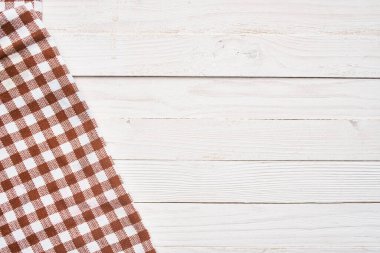 ekose masa örtüsü ahşap doku mutfak dekorasyonu tasarımı