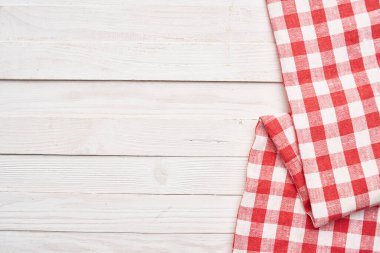 Kırmızı kareli masa örtüsü ahşap arkaplan desenli mutfak dekorasyonu