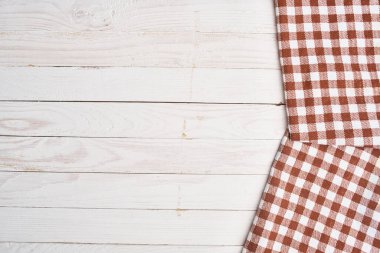 ekose masa örtüsü ahşap doku mutfak dekorasyonu tasarımı